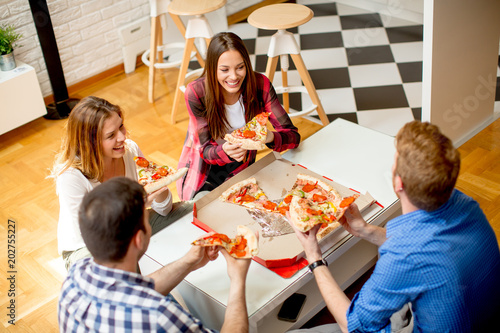 Group of young friends eati...
