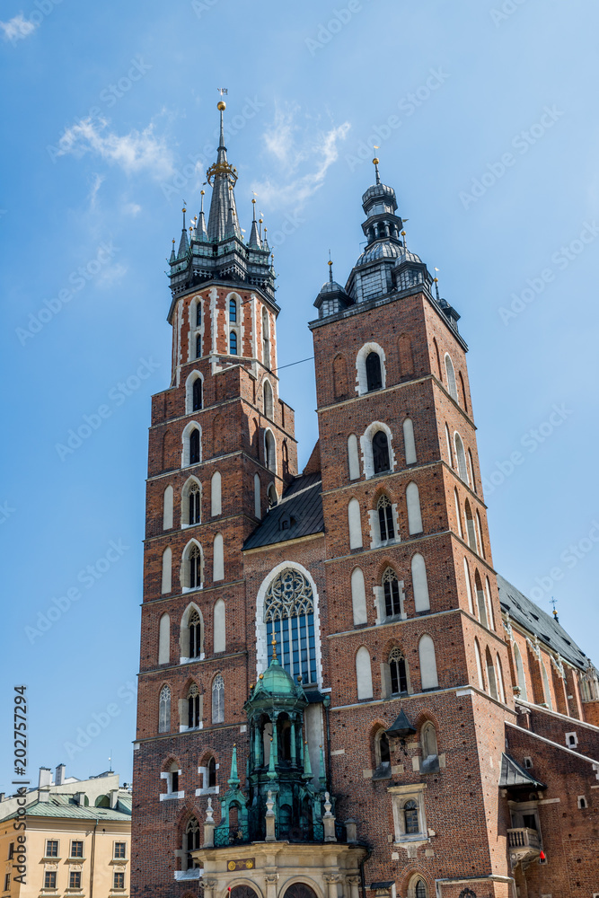 Basilique Sainte-Marie sur la Place Rynek Głowny à Cracovie