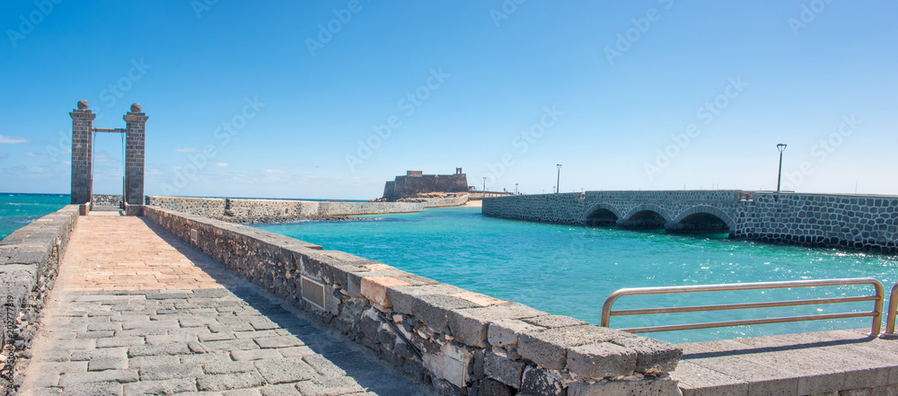Fototapeta premium Puente de Las Bolas Castillo de San Gabriel Arrecife Lanzarote Kanaren island Spain