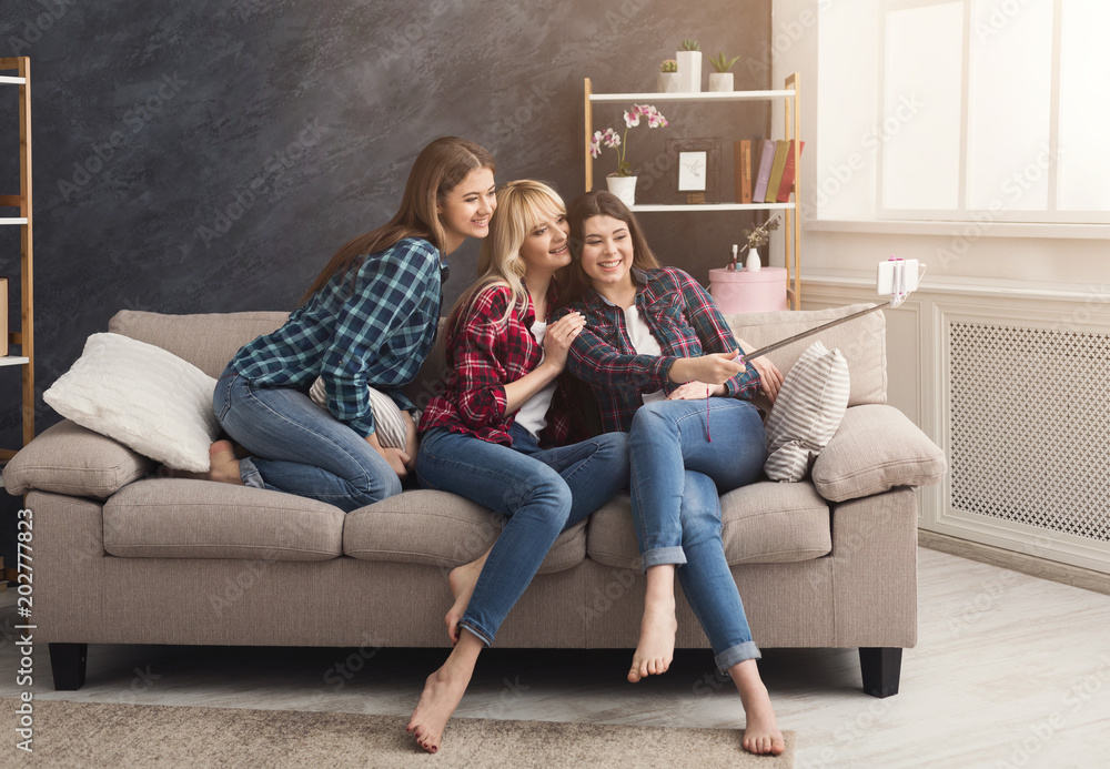 Obraz premium Happy friends taking selfie with smartphone