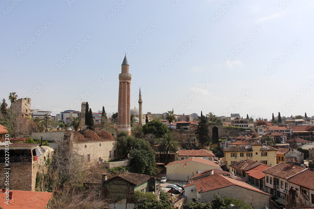 Blick über die Altstadt von Antalya auf das Kannellierte Minarett (Yivli Minare)