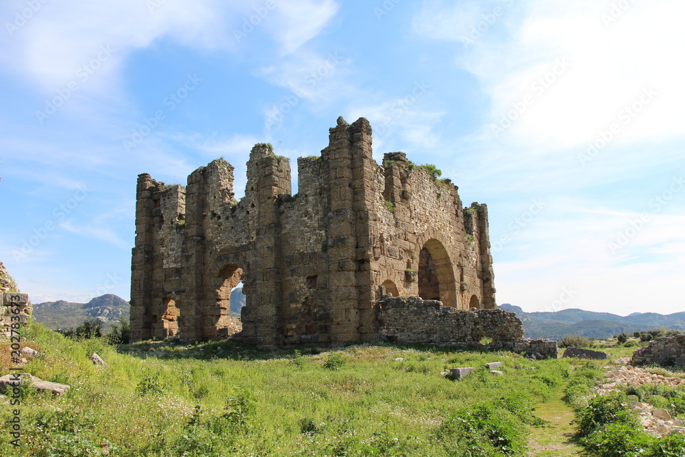 Die Überreste der Basilika der antiken Stadt Aspendos