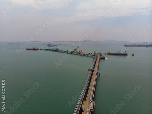 Gas transmission bridge for transport liquid and gas from ship to factry.