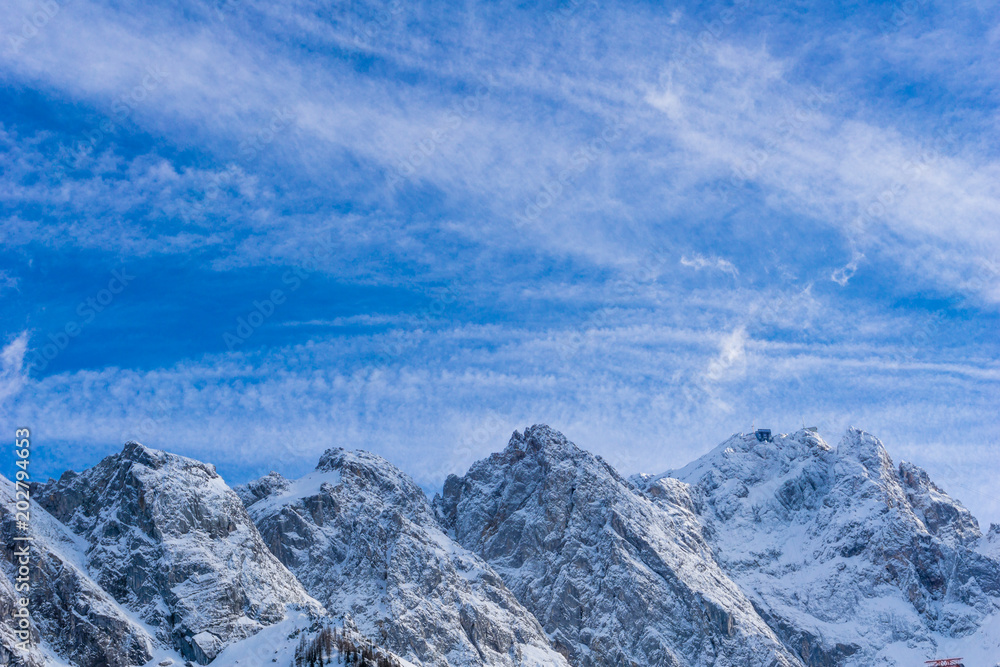 Blick auf die schneebedeckten Berge der Zugspitze