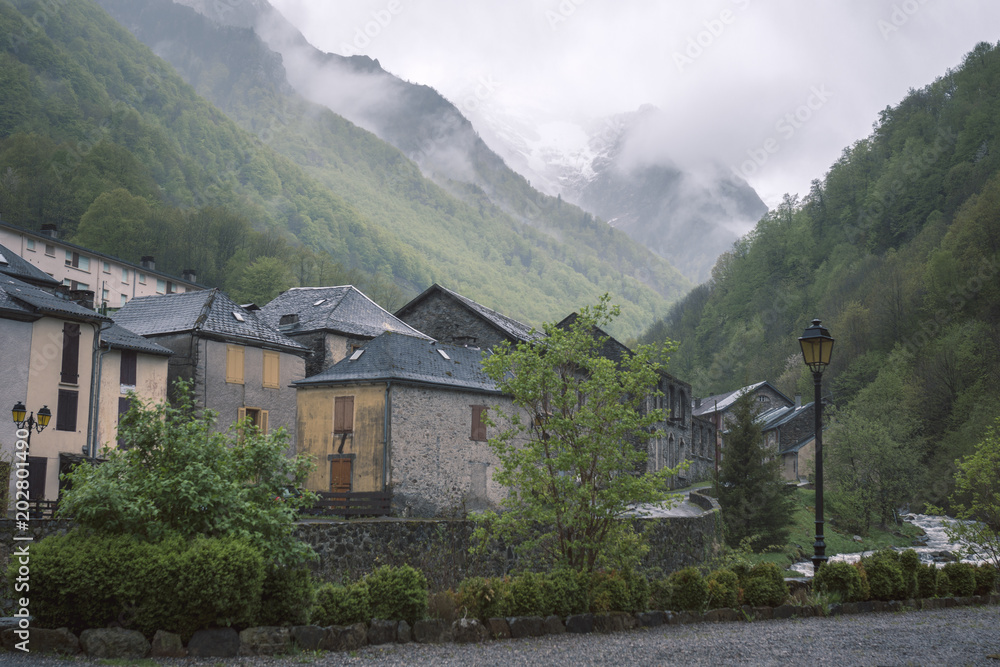 Village de montagne sous la pluie