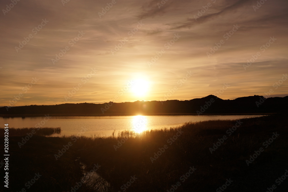Spiegelung des Sonnenuntergangs in einem See in den Bergen