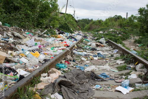 Tableau sur toile garbage on railroad in slums ghetto district in third world country