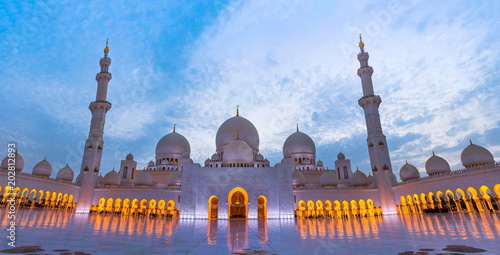 Grand mosque in Abu Dhabi at dusk