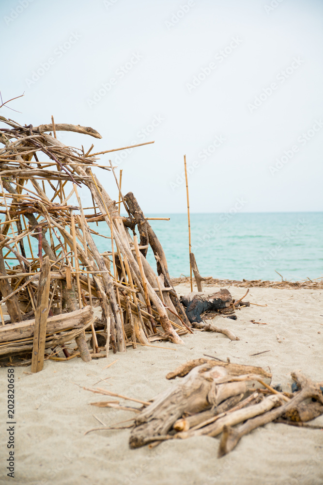 Φωτογραφία robinson crusoe refugee handmade shelter by the sea in abandoned shore of isolat