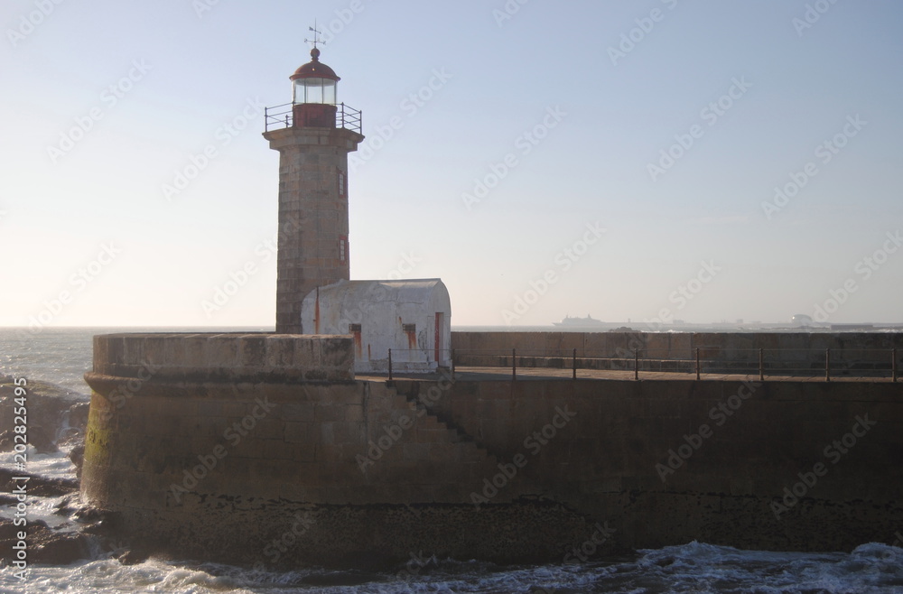 Farol instalado na ponta de um paredão, zona costeira no norte de Portugal, Farol de Felgueiras