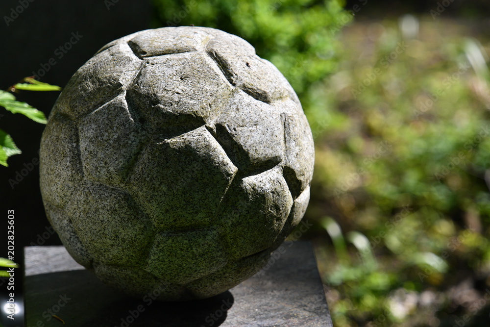 Φωτογραφία Sculpture of a soccer ball on the tomb of a soccer fan