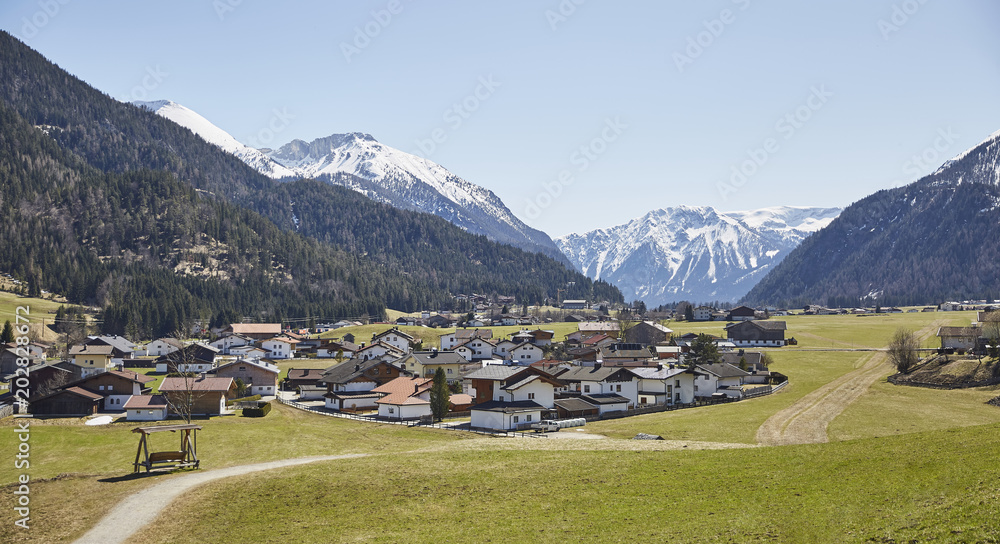 Alpines Dorf in Österreich – Stockfoto