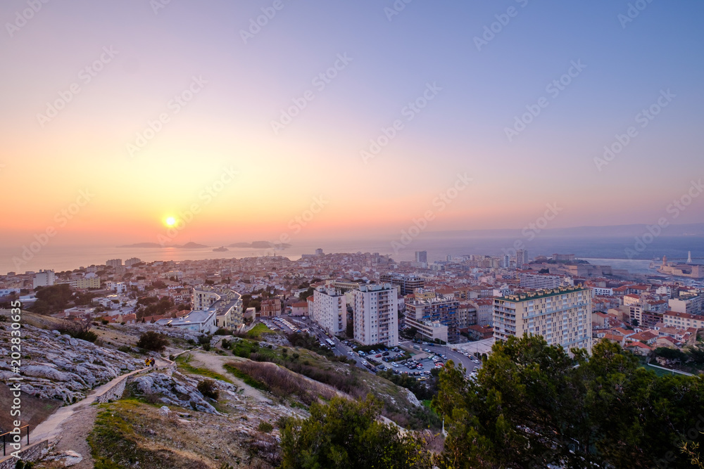 Vue panoramique sur la ville de Marseille, France, mer Méditerranée, coucher de soleil.	