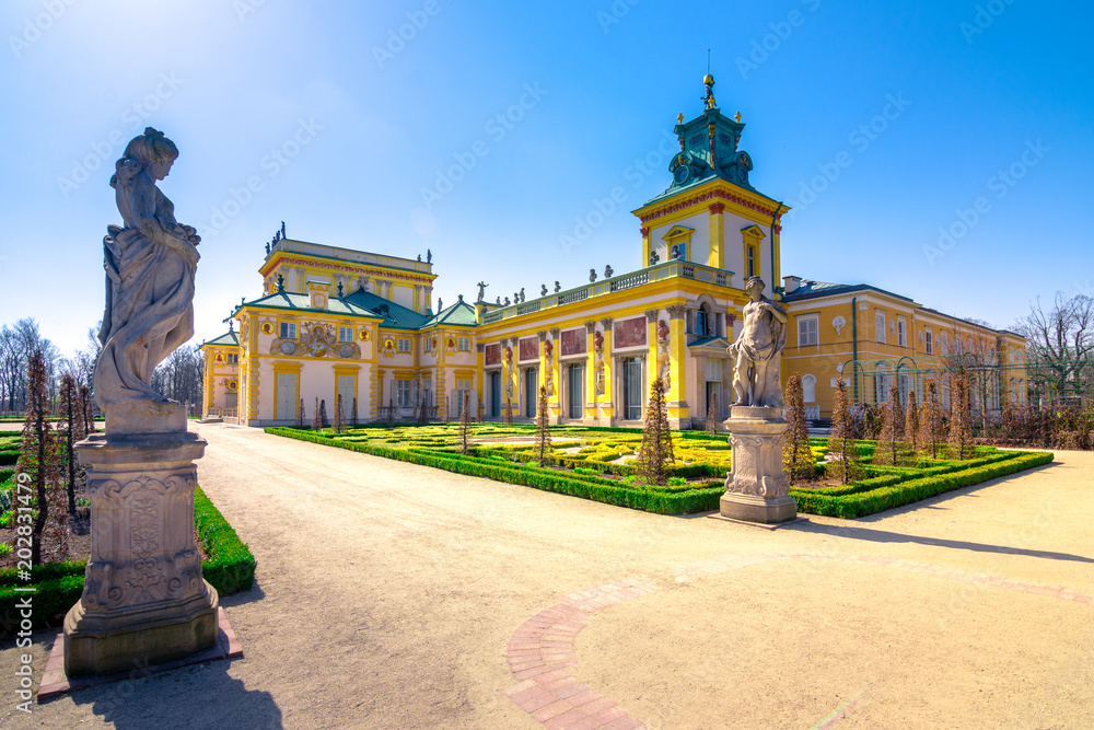 Φωτογραφία The royal Wilanow Palace in Warsaw, Poland, with gardens, statues and river around it