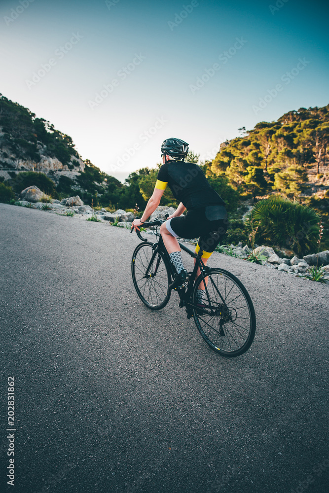 Φωτογραφία Fahrradfahrerin auf der Strasse, Cycling Girl Mallorca auf einem Rennrad