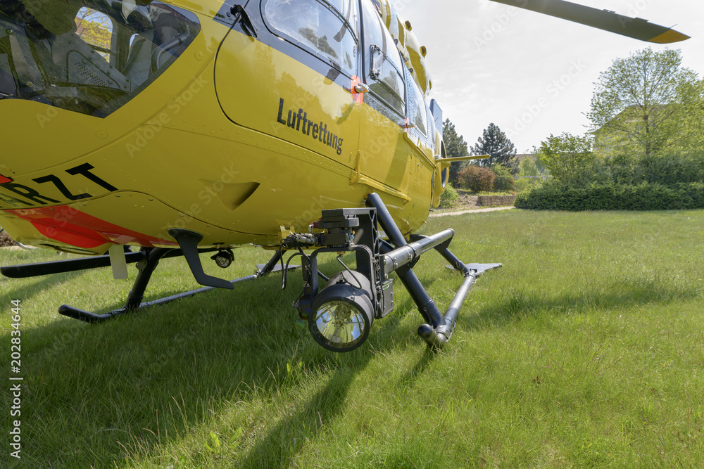 An einem Rettungshubschrauber sind Suchscheinwerfer angebaut An einem Rettungshubschrauber sind Suchscheinwerfer angebaut