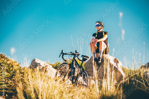 Fahrradfahrerin auf der Strasse, Cycling Girl Mallorca auf einem Rennrad