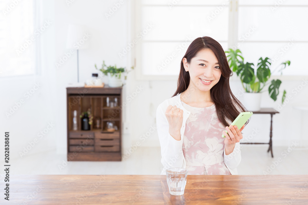 スマホを見る女性 スマホを見る女性