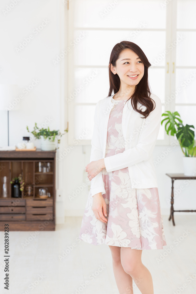 リラックスする女性 リラックスする女性