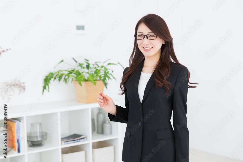 リラックスする女性 ビジネス リラックスする女性 ビジネス