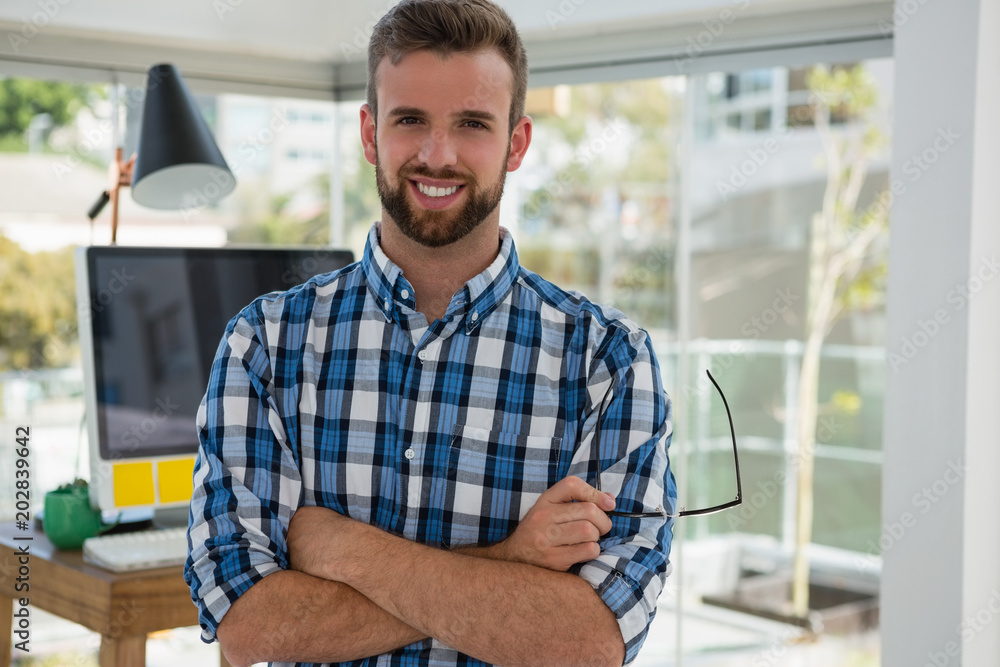 Obraz premium Portrait of smiling businessman standing in office