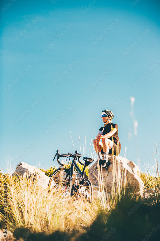Φωτογραφία Fahrradfahrerin auf der Strasse, Cycling Girl Mallorca auf einem Rennrad