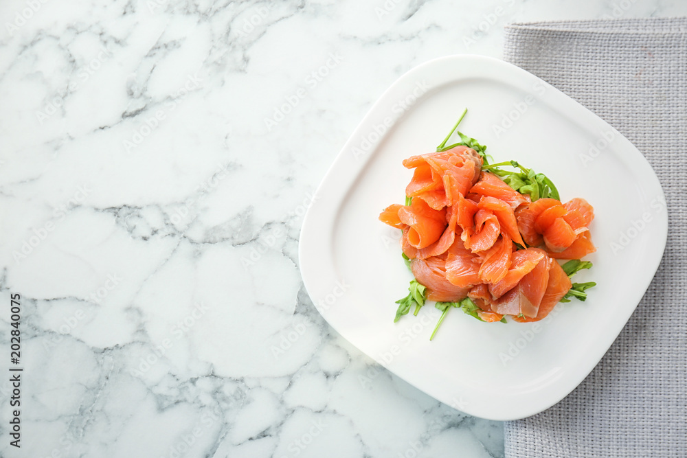 Ταπετσαρία Plate with fresh sliced salmon fillet and arugula on marble background, top view