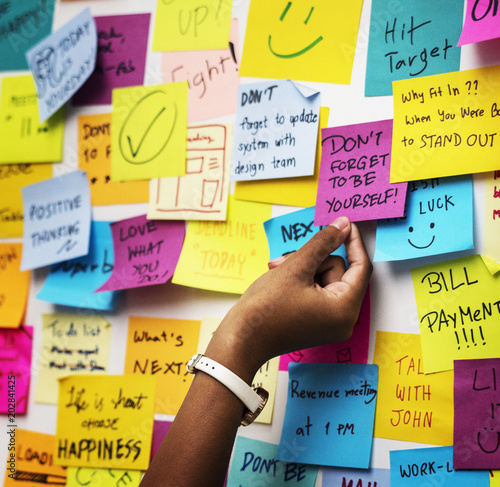 Φωτογραφία Sticky notes on an office wall