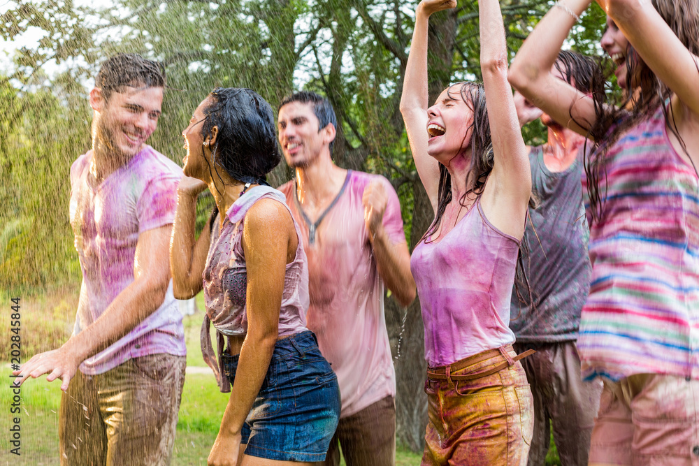 © WavebreakmediaMicro - Happy friends covered in powder paint © WavebreakmediaMicro - Happy friends covered in powder paint