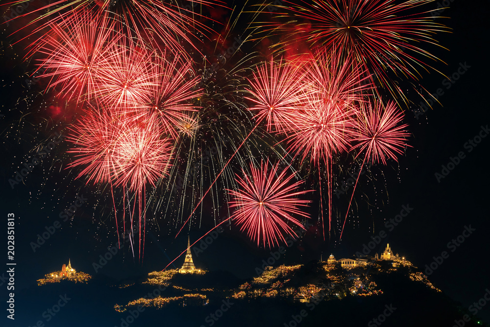 Φωτογραφία Landscape Scene of multicolor Fireworks annual festival over the Phra Nakhon Khiri (Khao Wang) which is ancient one of the landmark in Phetchaburi Province Thailand