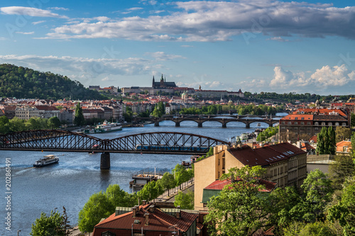Fototapeta Praga, Czechy, Czechy. Hradczany to zamek w Pradze z kościołami, kaplicami, salami i wieżami z każdej epoki historii