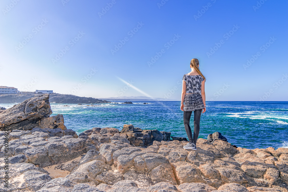 ein junges Mädchen posiert am Meer