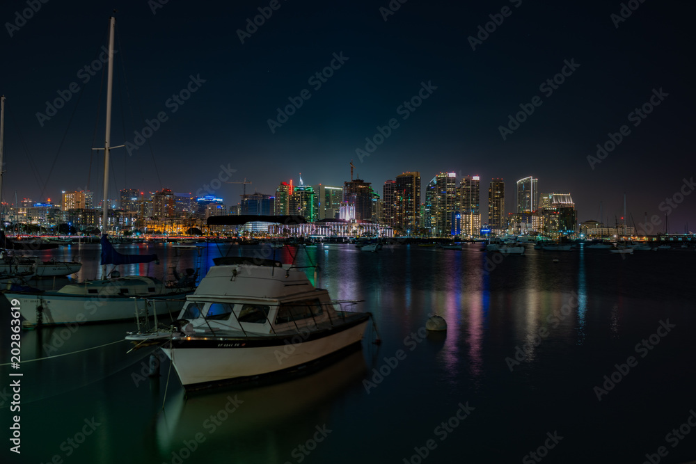 Barca con skyline nocturno