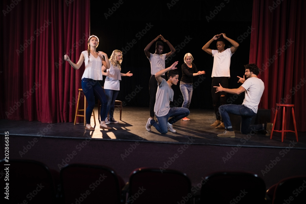 Foto Actors practicing play on stage