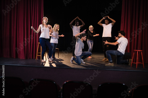 Foto Actors practicing play on stage
