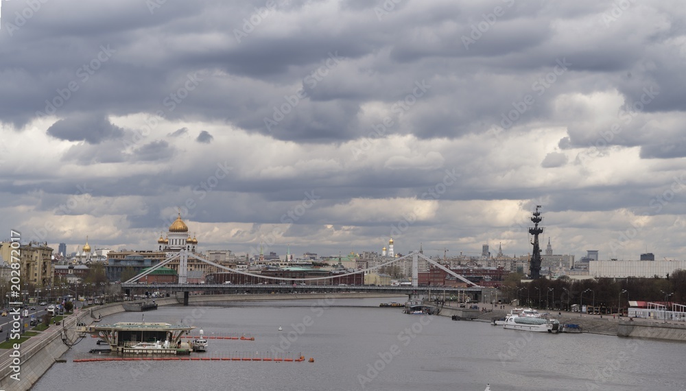 Панорама Крымского моста в Москве.