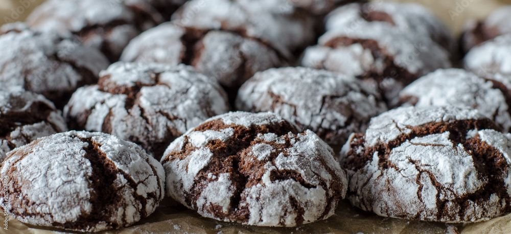 Φωτογραφία Chocolate crinkle cookies with powdered sugar icing