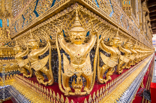 Fotografi Perspective view of golden Statue Garuda in wat phra kaew temple, Bangkok, Thailand