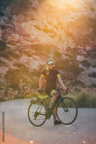 Fahrradfahrerin auf der Strasse, Cycling Girl Mallorca auf einem Rennrad © kenopictures