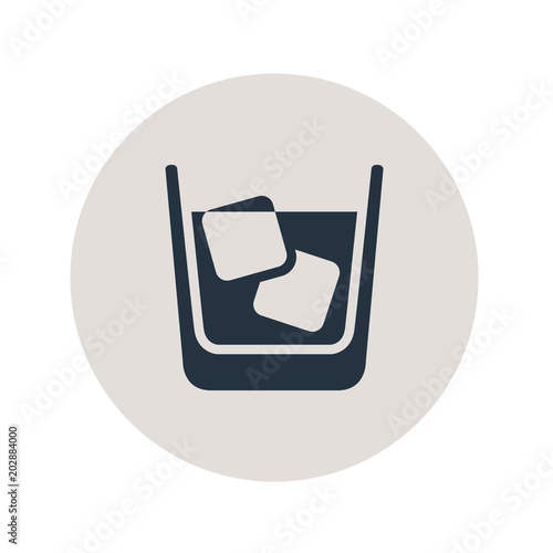 Icono plano vaso de whisky en circulo gris