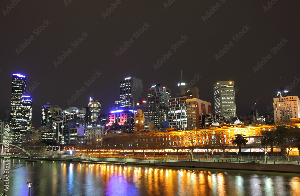 Melbourne skyline over Yarra river 