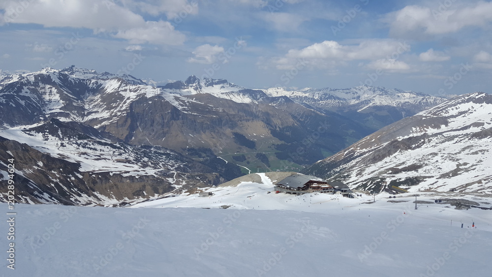 Naklejka premium White Mountains in spring
