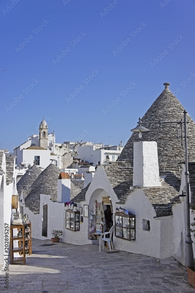 Φωτογραφία Italy, Apulia, Trulli in the old town streets of Alberobello
