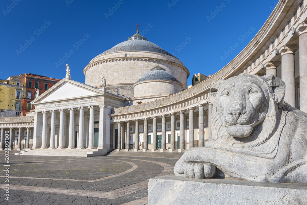 Fototapeta premium Kamienny lew w bazylice San Francesco di Paola na Piazza del Plebiscito, Neapol, Kampania, Włochy.
