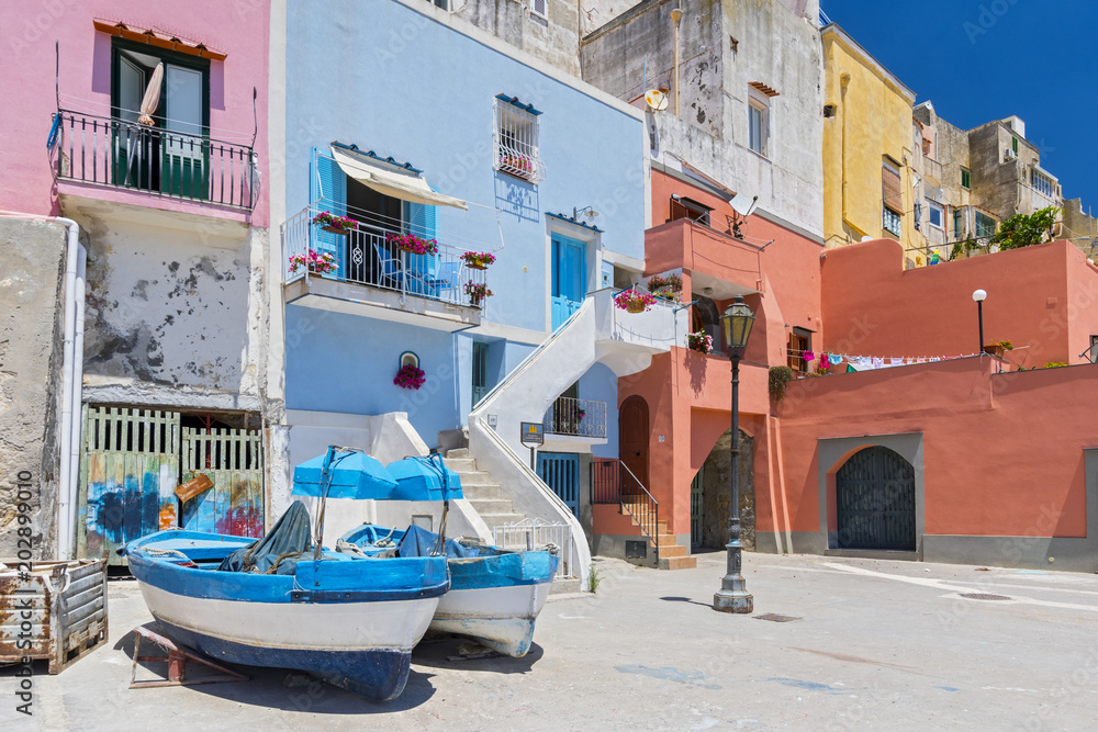 Φωτογραφία Traditional boats and specific architecture near Marina Corricella on the island of Procida, bay of Naples, Italy