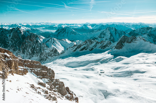 Fototapeta Widok z góry na teren narciarski w górskim kurorcie