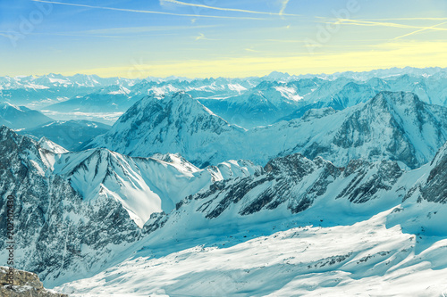 Fototapeta Jasny widok górski ze skałami osiąga szczyt śniegu i lodu