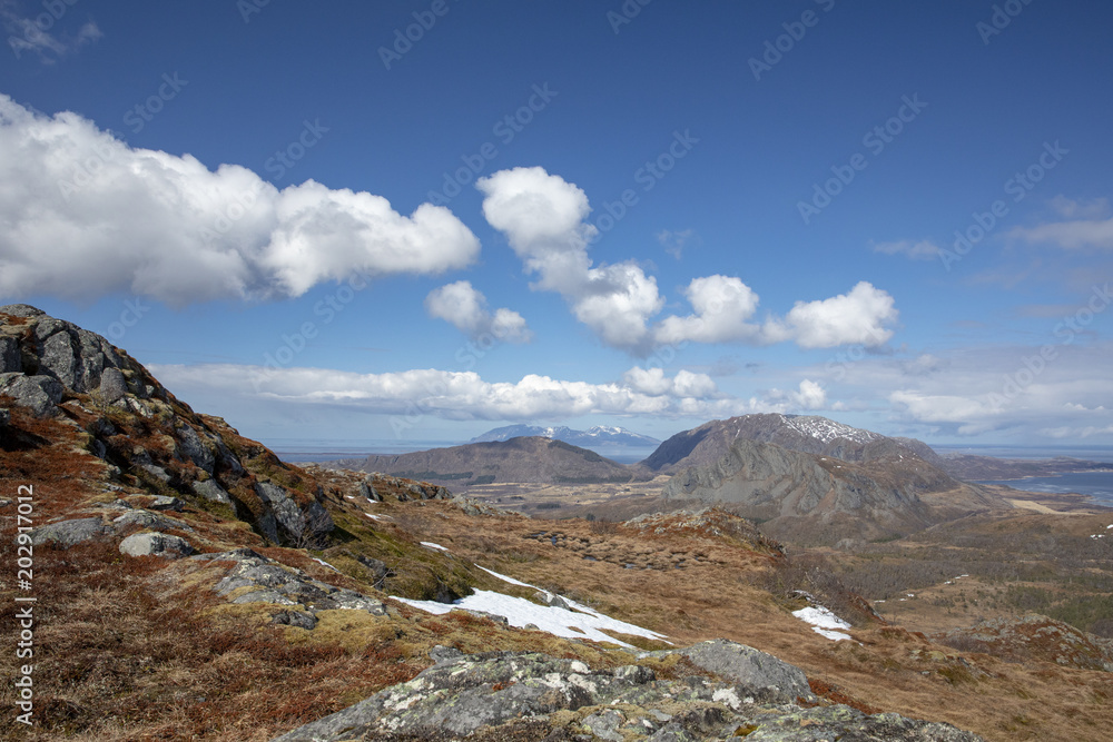 Obraz premium Blue skies and clouds in great spring weather on Bronnoy mountain in Northern Norway