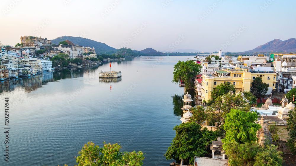 Fototapeta premium Udaipur city at lake Pichola in the morning, Rajasthan, India. View of City palace reflected on the lake.
