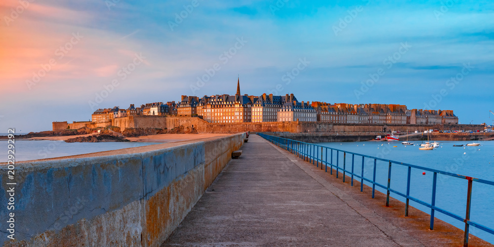 Panoramic view of walled city Saint-Malo with St Vincent Cathedral at sunset. Saint-Maol is famous port city of Privateers is known as city corsaire, Brittany, France - obrazy, fototapety, plakaty 